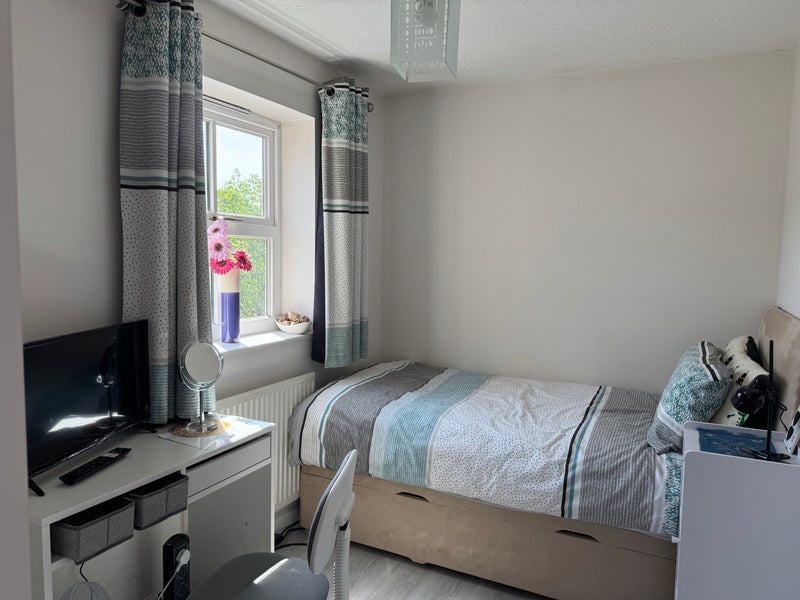 Room Pallingham Drive in Crawley