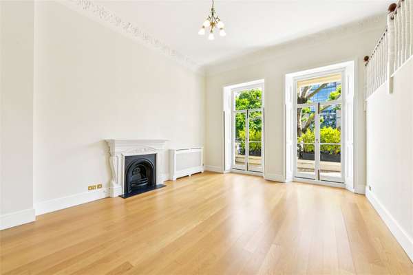 Flat Queen's Gate Place in Greater London