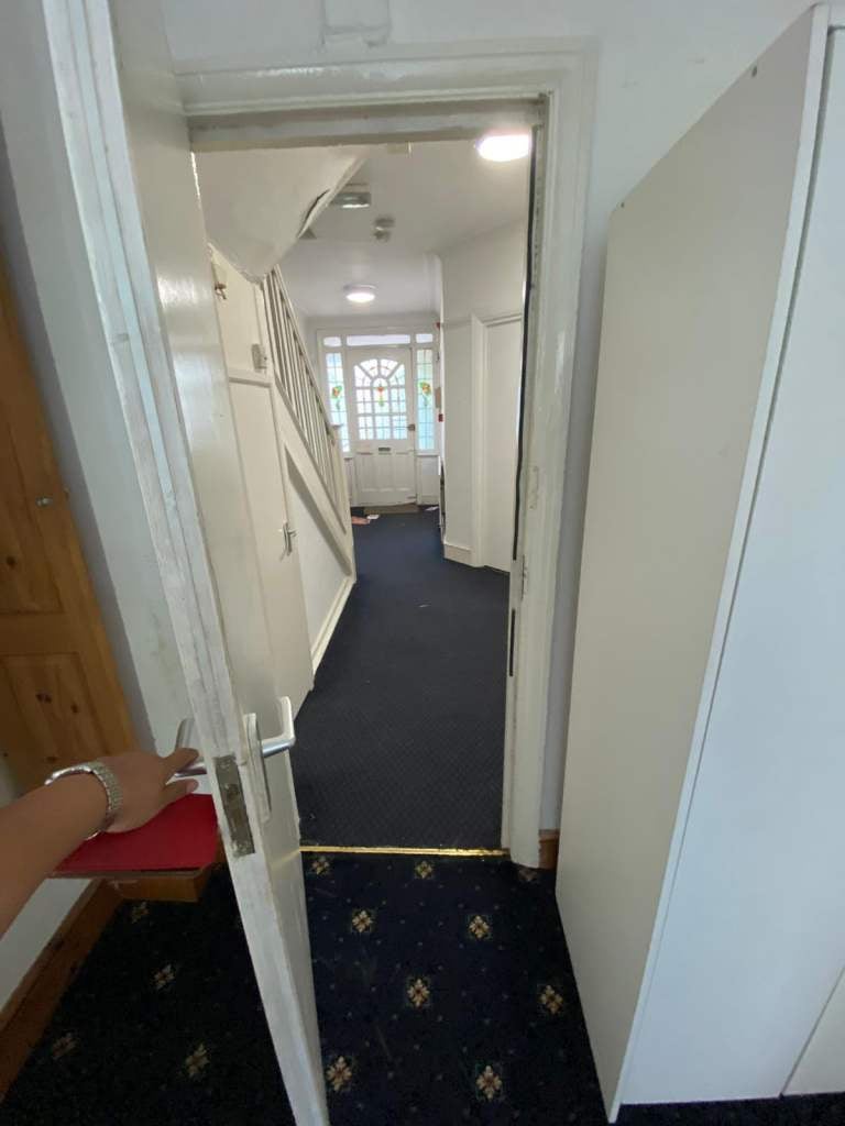 Flat Harrow Road in Greater London