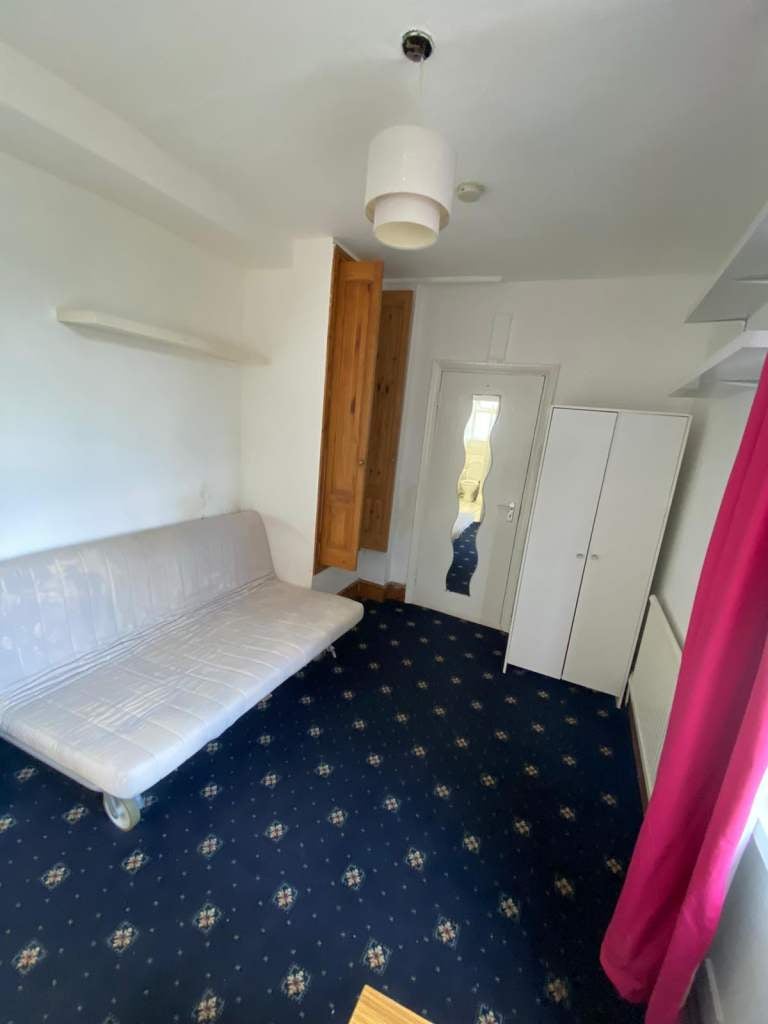 Flat Harrow Road in Greater London