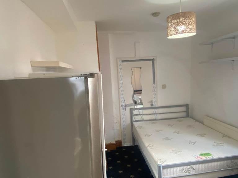 Flat Harrow Road in Greater London