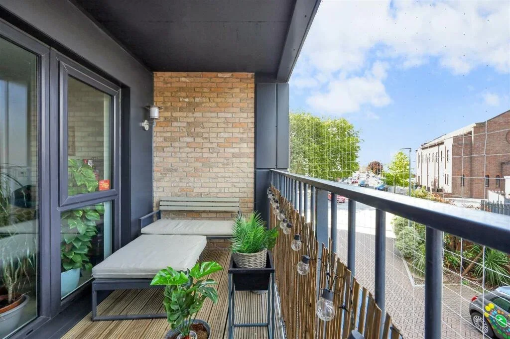 Flat Woodley Crescent in Greater London