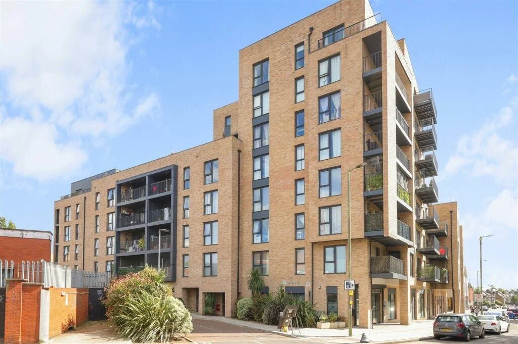 Flat Woodley Crescent in Greater London