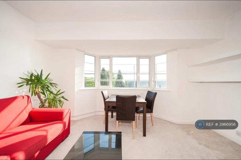 Flat Trenholme Close in Greater London