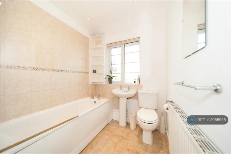 Flat Trenholme Close in Greater London