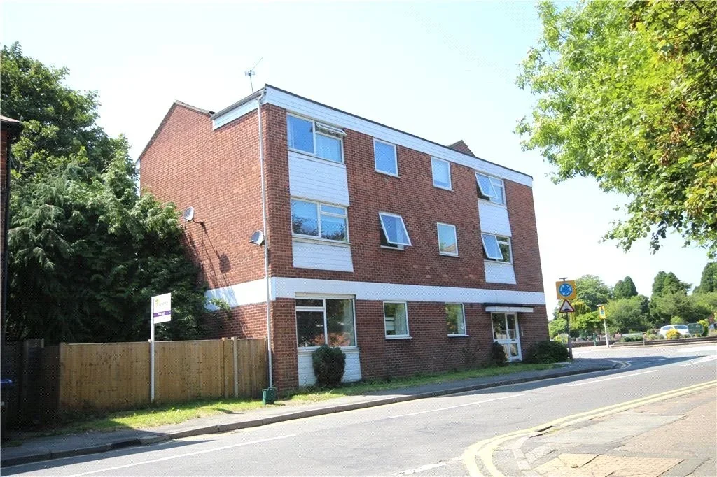Flat St Jude's Road in Borough of Runnymede