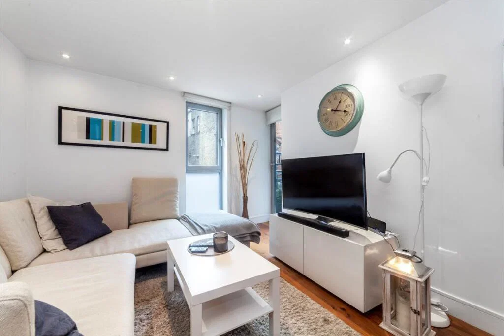 Flat Rochester Row in London