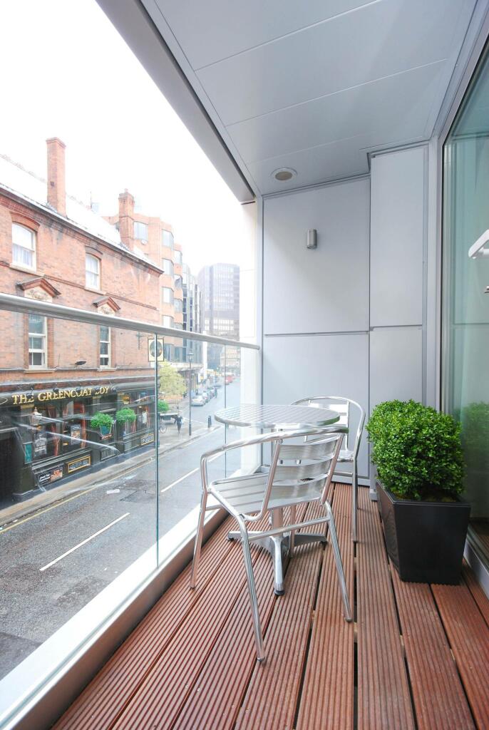 Flat Rochester Row in London