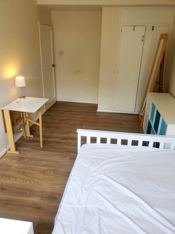 Room Churchill Gardens Road in City of Westminster