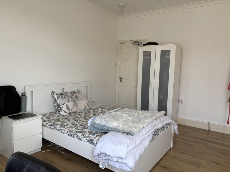 Room Denehurst Gardens in Greater London