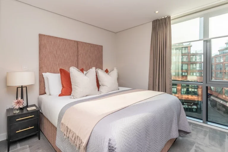 Flat Walm Lane in Greater London