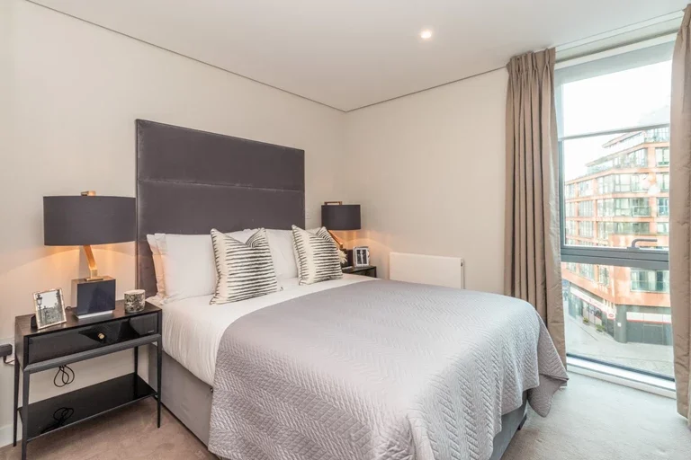 Flat Walm Lane in Greater London