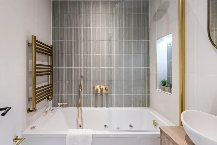 Flat Clifton Rise in Greater London