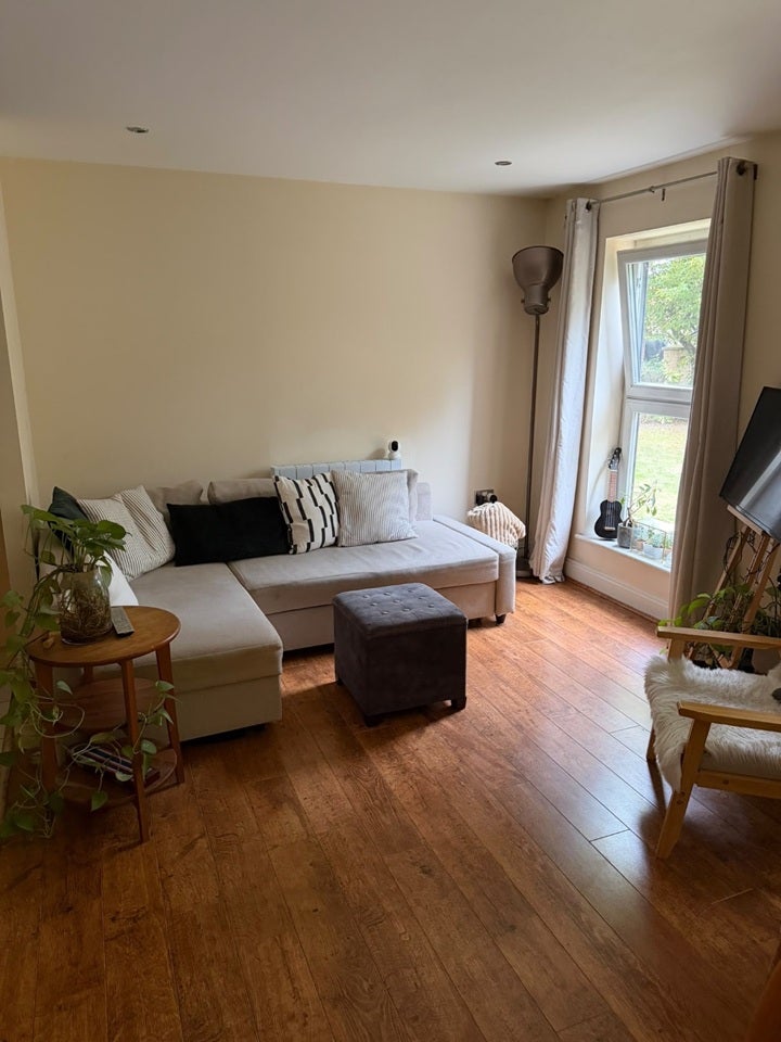 Flat Kings Avenue in Greater London