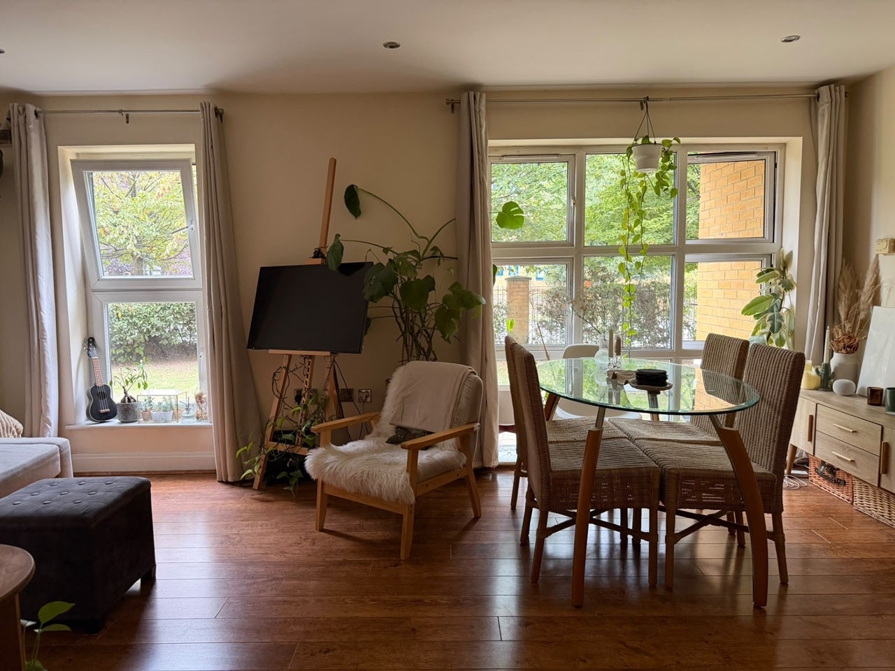 Flat Kings Avenue in Greater London