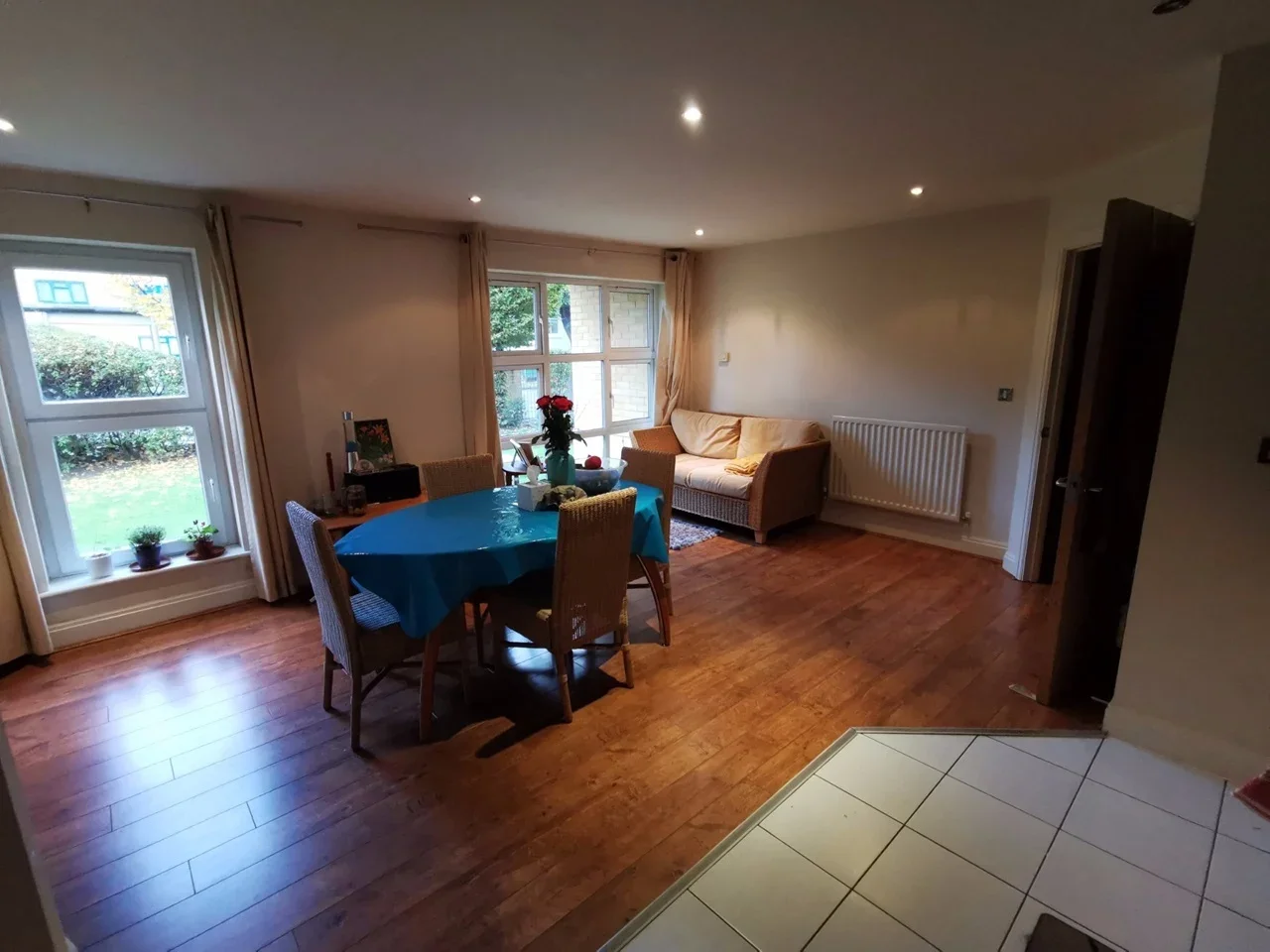 Flat Kings Avenue in Greater London