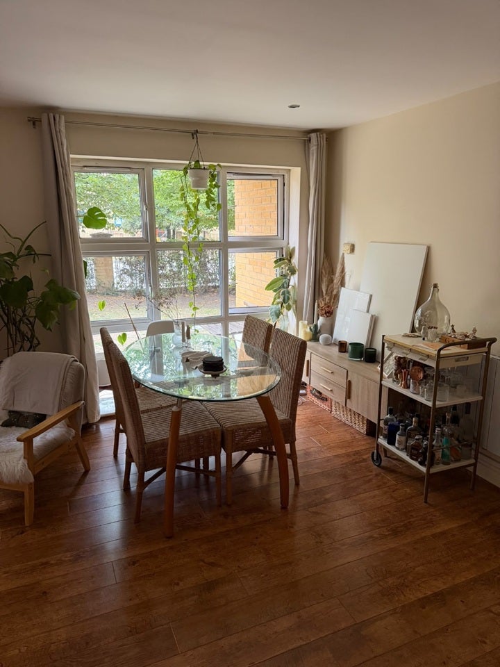Flat Kings Avenue in Greater London