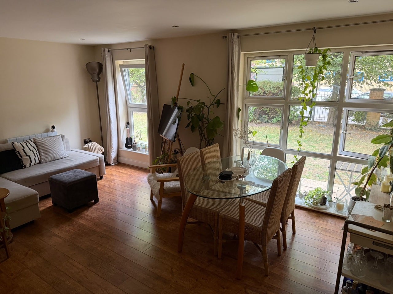 Flat Kings Avenue in Greater London