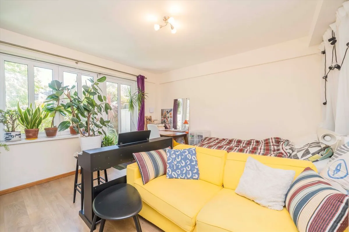 Flat Druid Street in Greater London