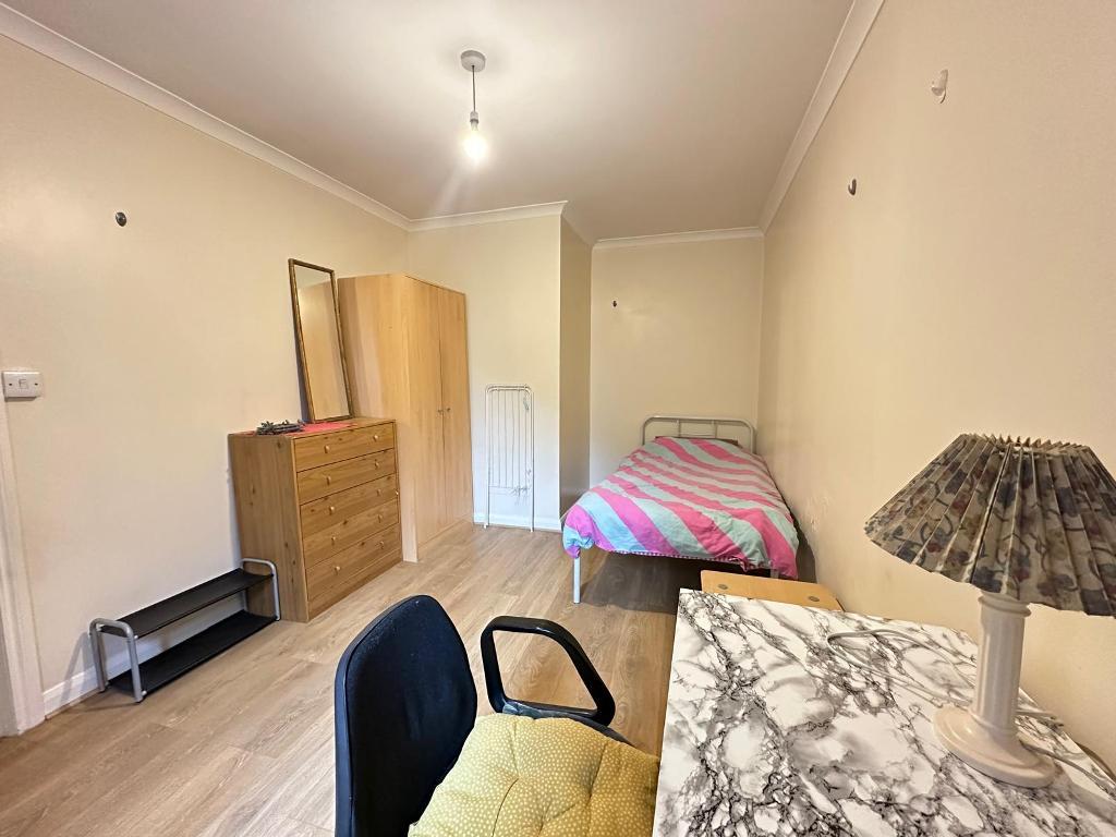 Room Old Oak Common Lane in Greater London