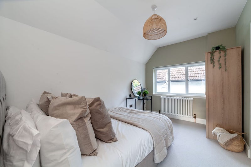 Room Knollys Road in Greater London