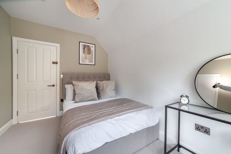 Room Knollys Road in Greater London