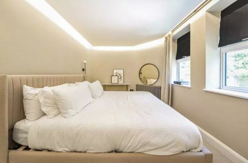 Room Knollys Road in Greater London