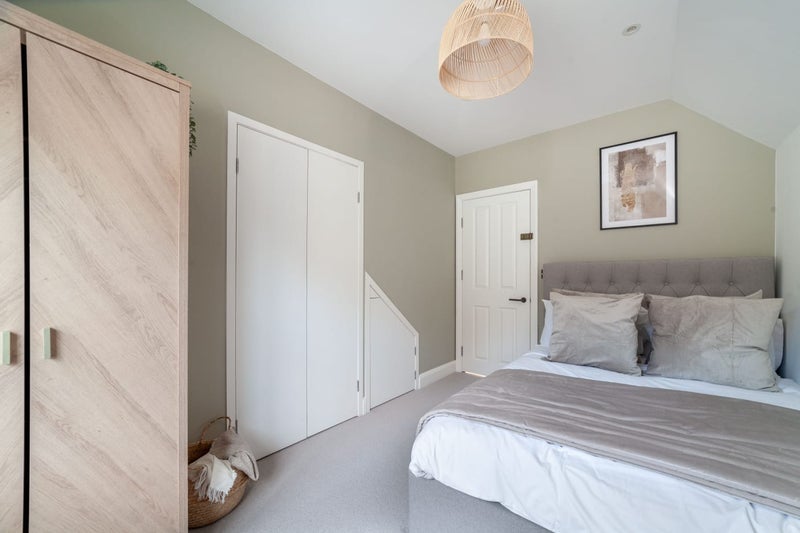 Room Knollys Road in Greater London