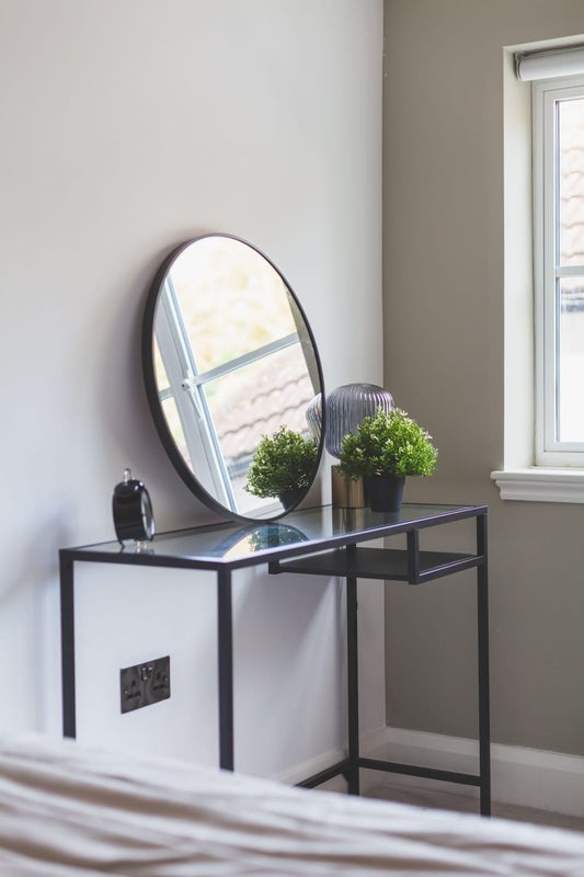 Room Knollys Road in Greater London