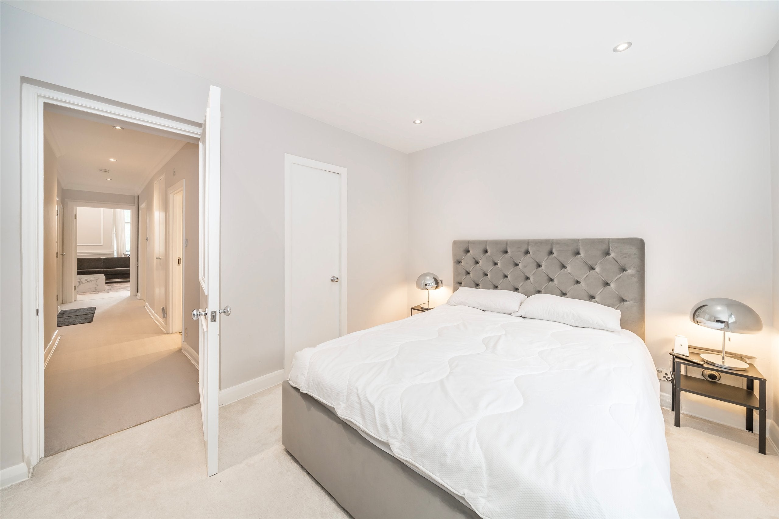 Flat Chelsea Embankment in Greater London