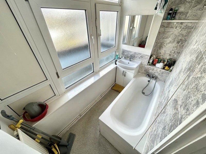 Room Manchester Road in Greater London