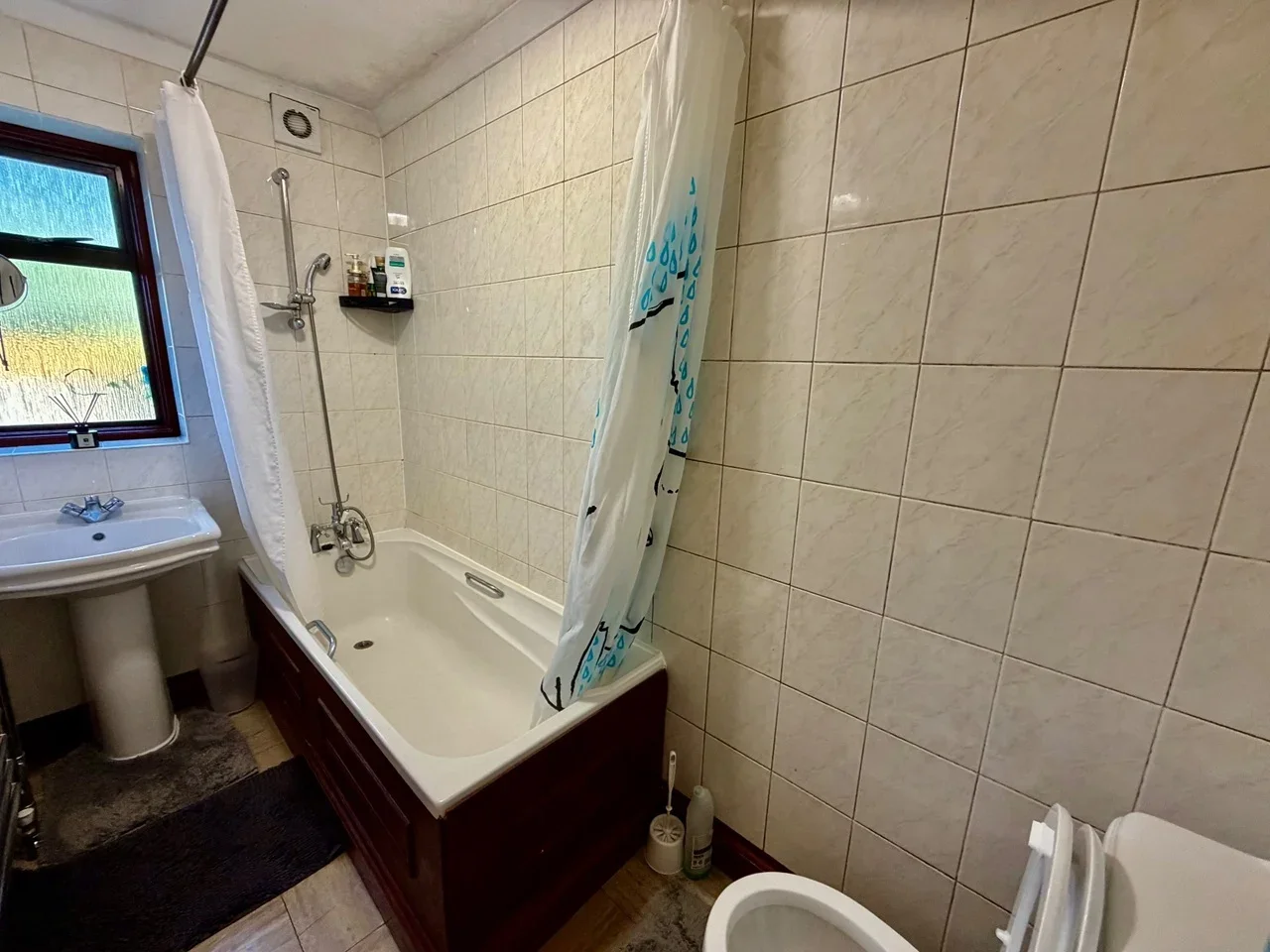 Room Inverine Road in Greater London