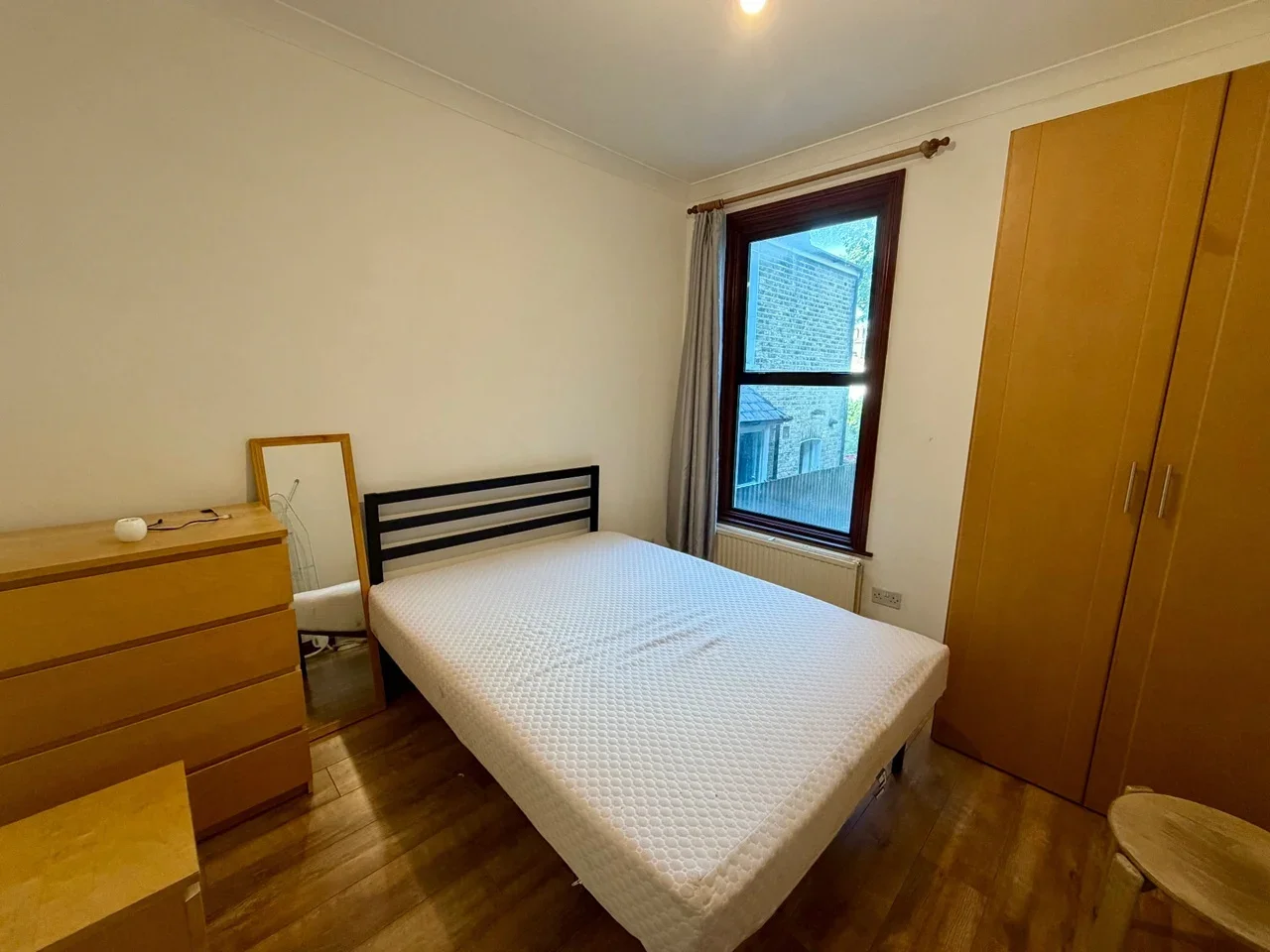 Room Inverine Road in Greater London