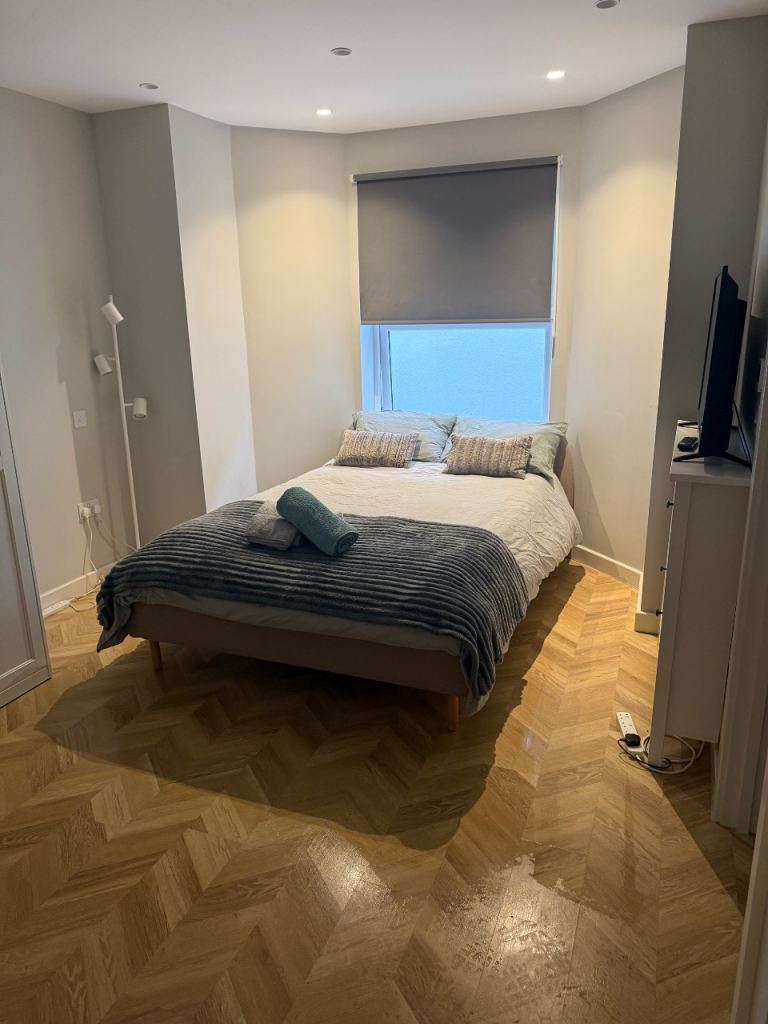 Flat Anerley Hill in Greater London