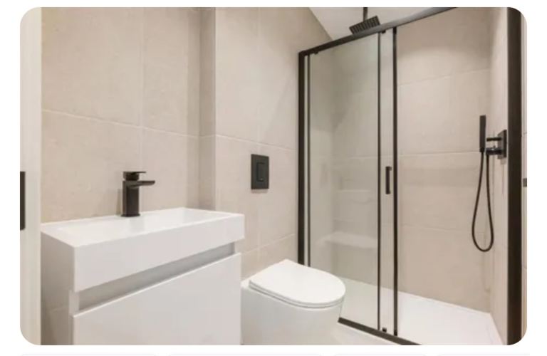 Flat Anerley Hill in Greater London