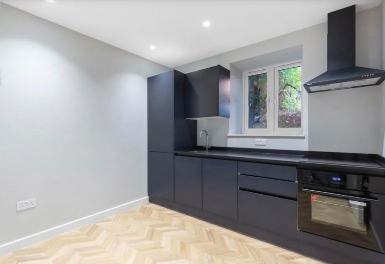 Flat Anerley Hill in Greater London