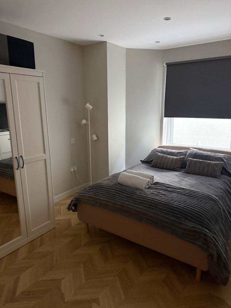 Flat Anerley Hill in Greater London