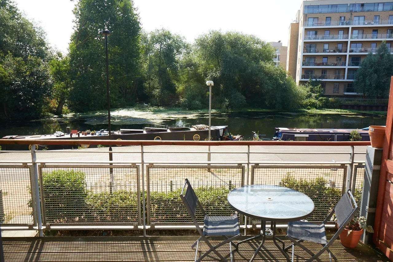 Flat Morris Court in Greater London