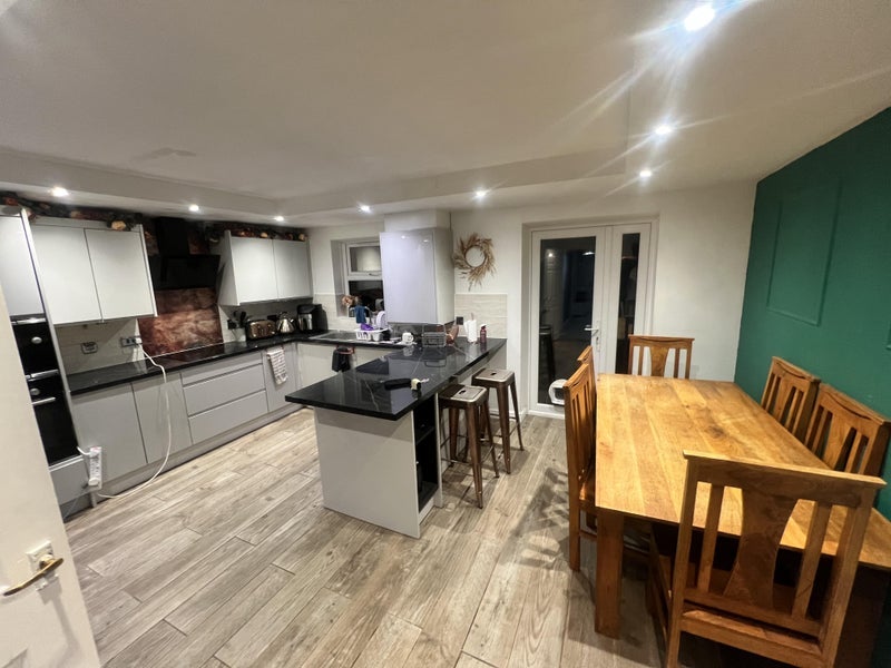 Room The Avenue in Greater London