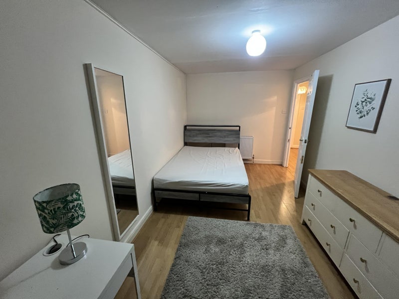 Room The Avenue in Greater London