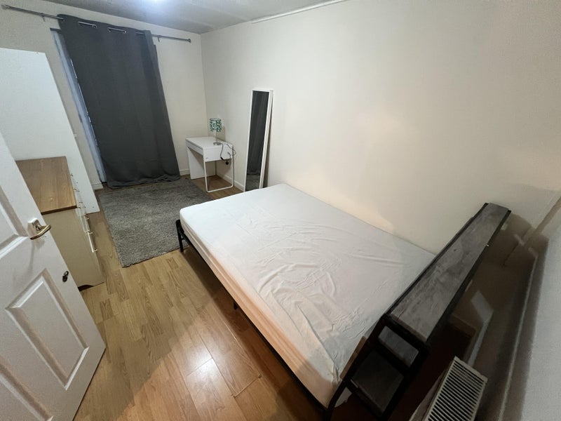 Room The Avenue in Greater London