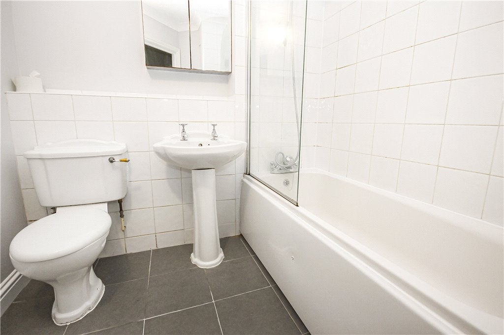 Flat Kempton Court in Borough of Spelthorne