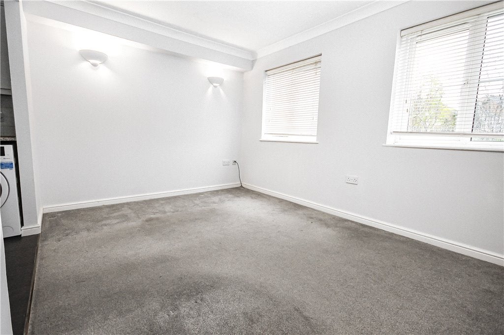 Flat Kempton Court in Borough of Spelthorne