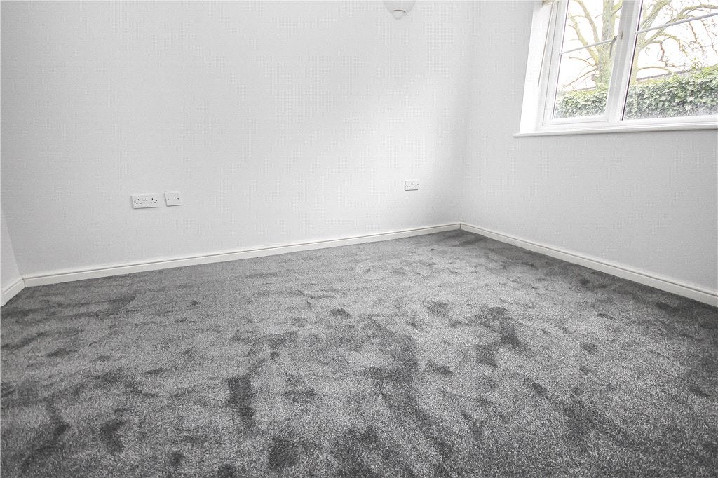 Flat Kempton Court in Borough of Spelthorne