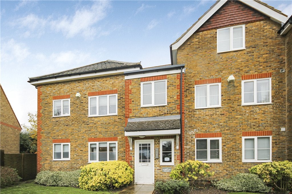 Flat Kempton Court in Borough of Spelthorne