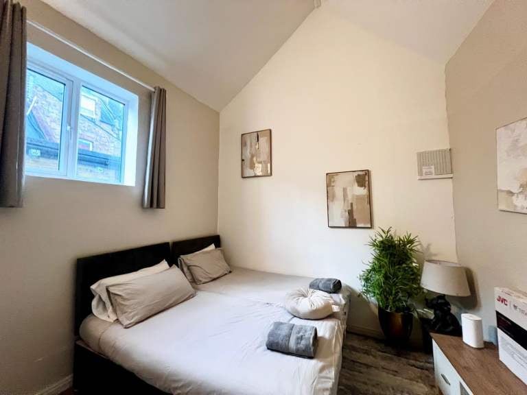Room Kimberley Place in Greater London
