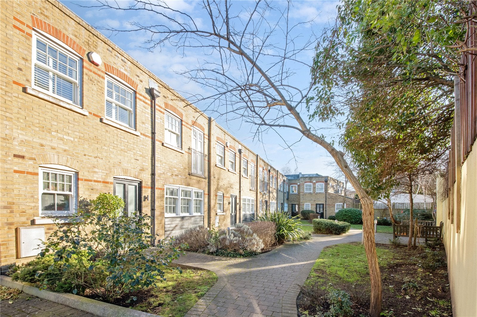 Flat Bevan Mews in Greater London