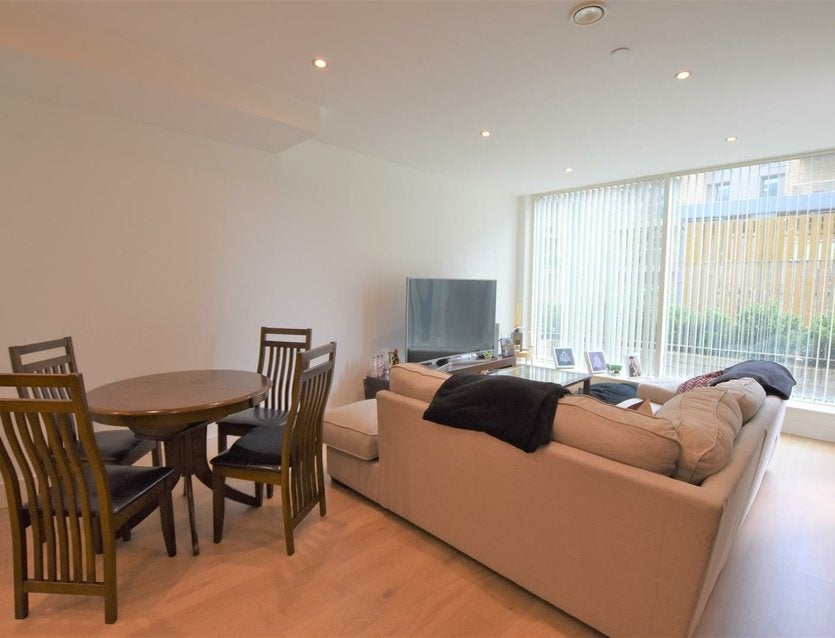 Flat Garnet Place in Greater London