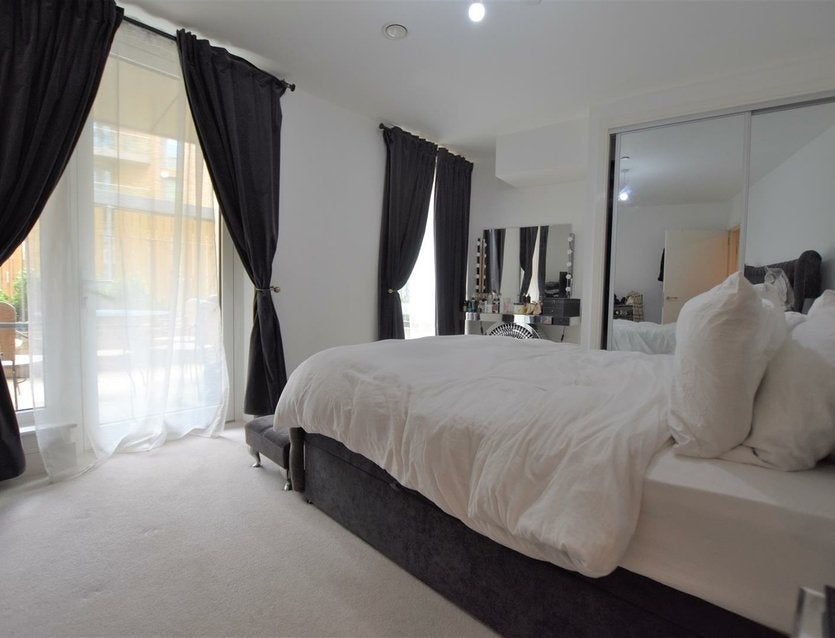 Flat Garnet Place in Greater London