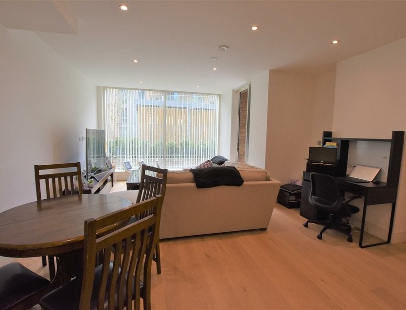 Flat Garnet Place in Greater London